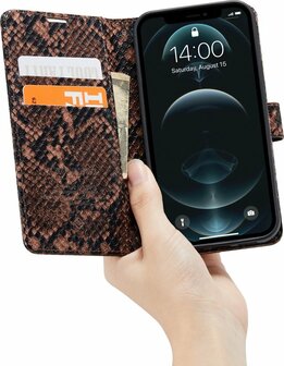 iPhone 11 Bruin - Slangen Book Case